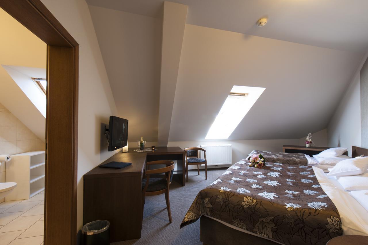 Hotel Mario レドニツェ エクステリア 写真