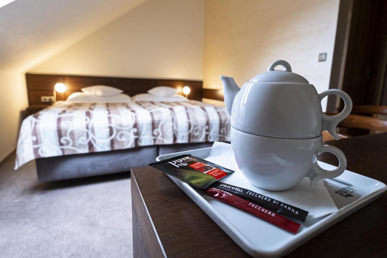 Hotel Mario レドニツェ エクステリア 写真